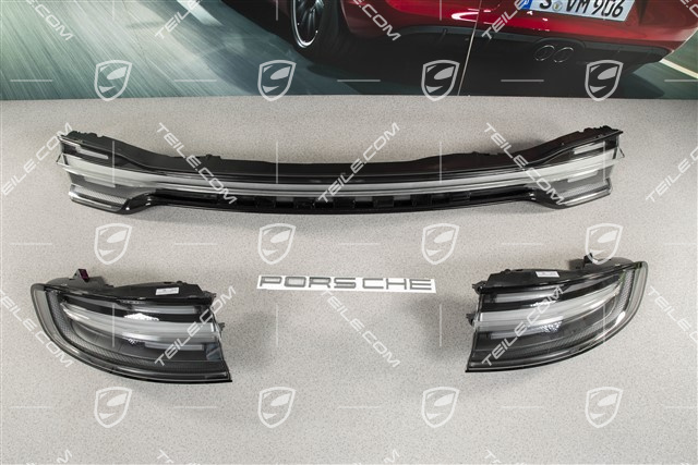 LED lampy tylne, zestaw z blendą klapy, ciemne/czarne, komplet: lewa+prawa+środkowa, srebrny napis „PORSCHE"