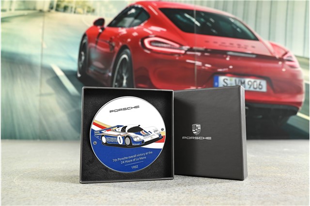 Plakietka na kratkę – Racing – Ltd.