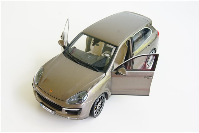 Modellauto Porsche Cayenne Turbo S (958) Facelift 2015 umbra metallic, Maßstab 1:18