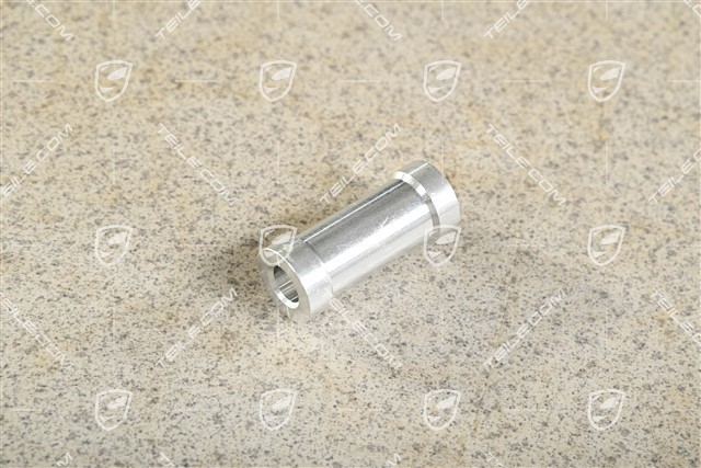 Spacer sleeve for engine mount / intermediate flange
