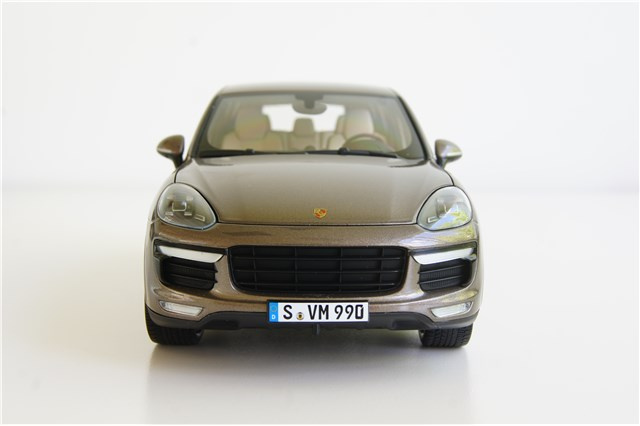 Modellauto Porsche Cayenne Turbo S (958) Facelift 2015 umbra metallic, Maßstab 1:18