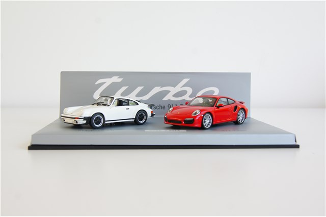 40 Jahre Porsche 911 Turbo - Modellauto 1:43 Set + Vitrine