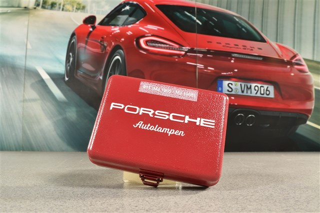 Pudełko z zapasowymi żarówkami i bezpiecznikami / 12V, do Porsche 911 model F od 1965 do 1968 r.