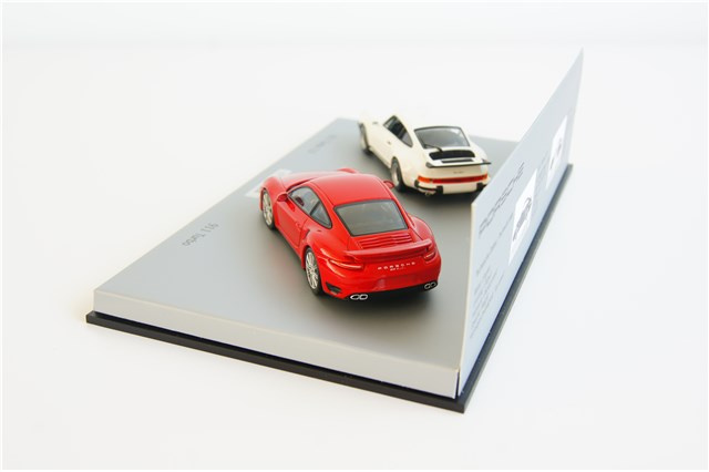 40 Jahre Porsche 911 Turbo - Modellauto 1:43 Set + Vitrine