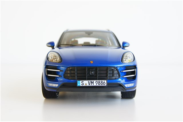 Model Porsche Macan Turbo, niebieski szafirowy metalik, 1:18
