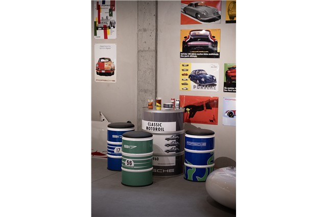 Siedzenie typu „barrel” – MARTINI RACING® w stylu psychodelicznym