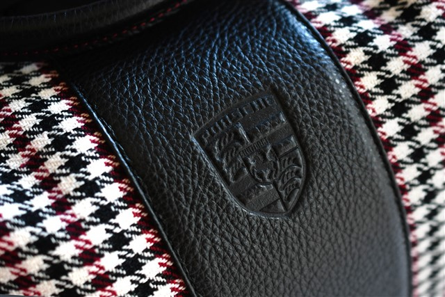 "60Y 911" Torba turystyczna / Touring Bag 911 "60 Lat 911", wzór Pepita czarno-czerwona, plakietka jubileuszowa 50/30/28 cm