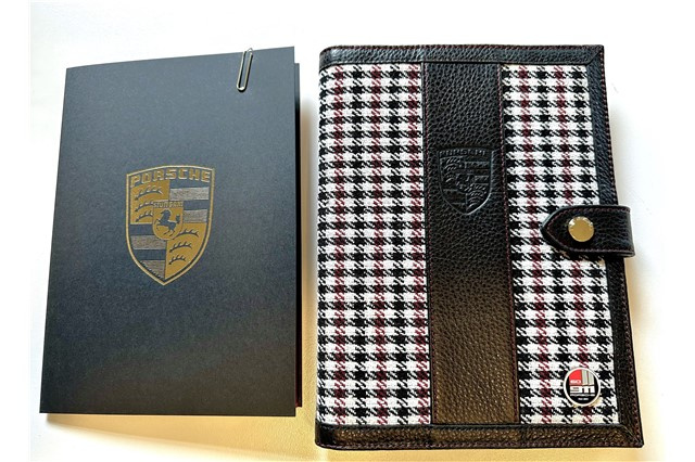 "60Y 911" Teczka na dokumenty samochodu, wzór pepita, z wytłoczonym herbem Porsche, jubileuszowa plakietka 60 lat 911