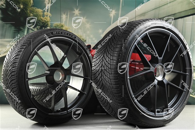20"+21" Carrera GTS Winterrädersatz mit Zentralverschluss, Felgen 8,5J x 20 ET50 + 11J x 21 ET82 + Michelin Winterreifen 245/35 R20 + 305/30 R21, mit RDK-Sensoren, Antrazitgrau, Laufleistung nur 100 Km