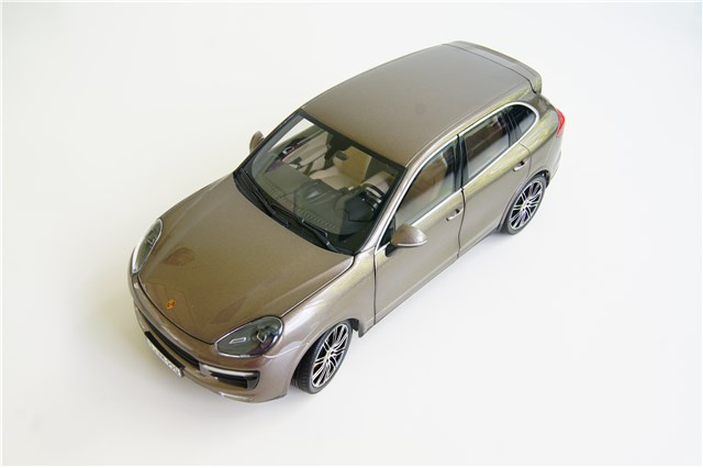 Modellauto Porsche Cayenne Turbo S (958) Facelift 2015 umbra metallic, Maßstab 1:18