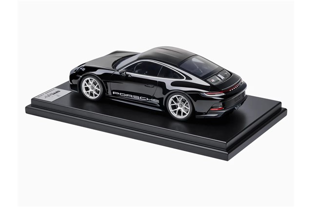 Porsche 911 S/T (992), czarny/czarny, skala 1:12, edycja limitowana / 100 szt.