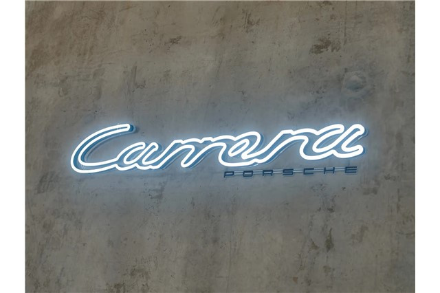 Carrera Leuchtschriftzug, limitiert auf 911 Stück, 1400 mm x 210 mm x 41 mm