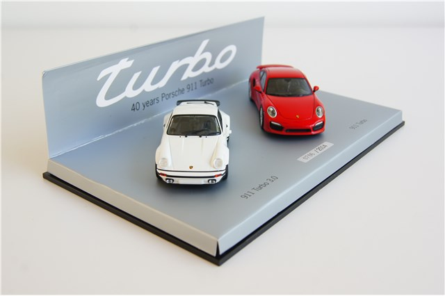 40 Jahre Porsche 911 Turbo - Modellauto 1:43 Set + Vitrine