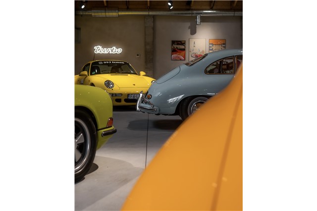 Porsche Turbo illuminated lettering, LED, light colour: 4,000 Kelvin, size 98.9 x 25 cm, limited to 911 pieces