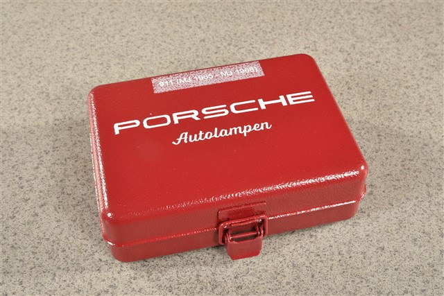Pudełko z zapasowymi żarówkami i bezpiecznikami / 12V, do Porsche 911 model F od 1965 do 1968 r.