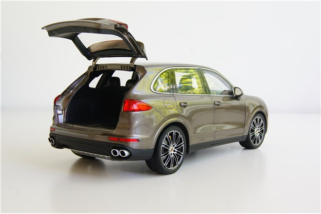 Modellauto Porsche Cayenne Turbo S (958) Facelift 2015 umbra metallic, Maßstab 1:18