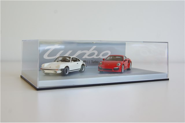 40 Jahre Porsche 911 Turbo - Modellauto 1:43 Set + Vitrine