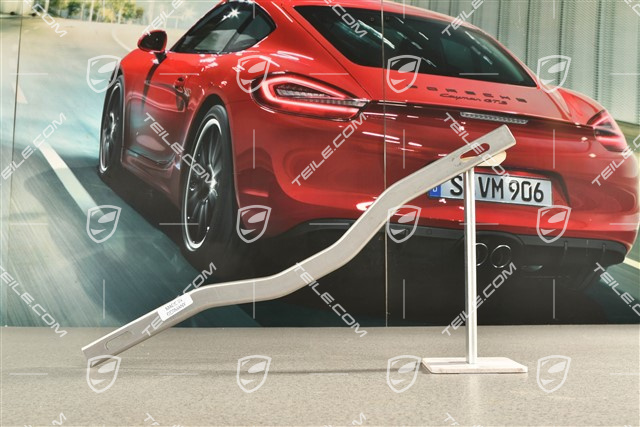 Midsection between rear silencers