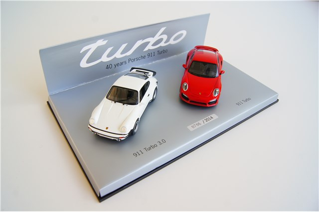 40 Jahre Porsche 911 Turbo - Modellauto 1:43 Set + Vitrine