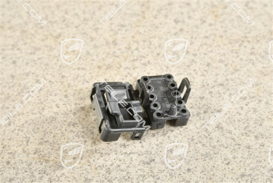 Plug / socket connector